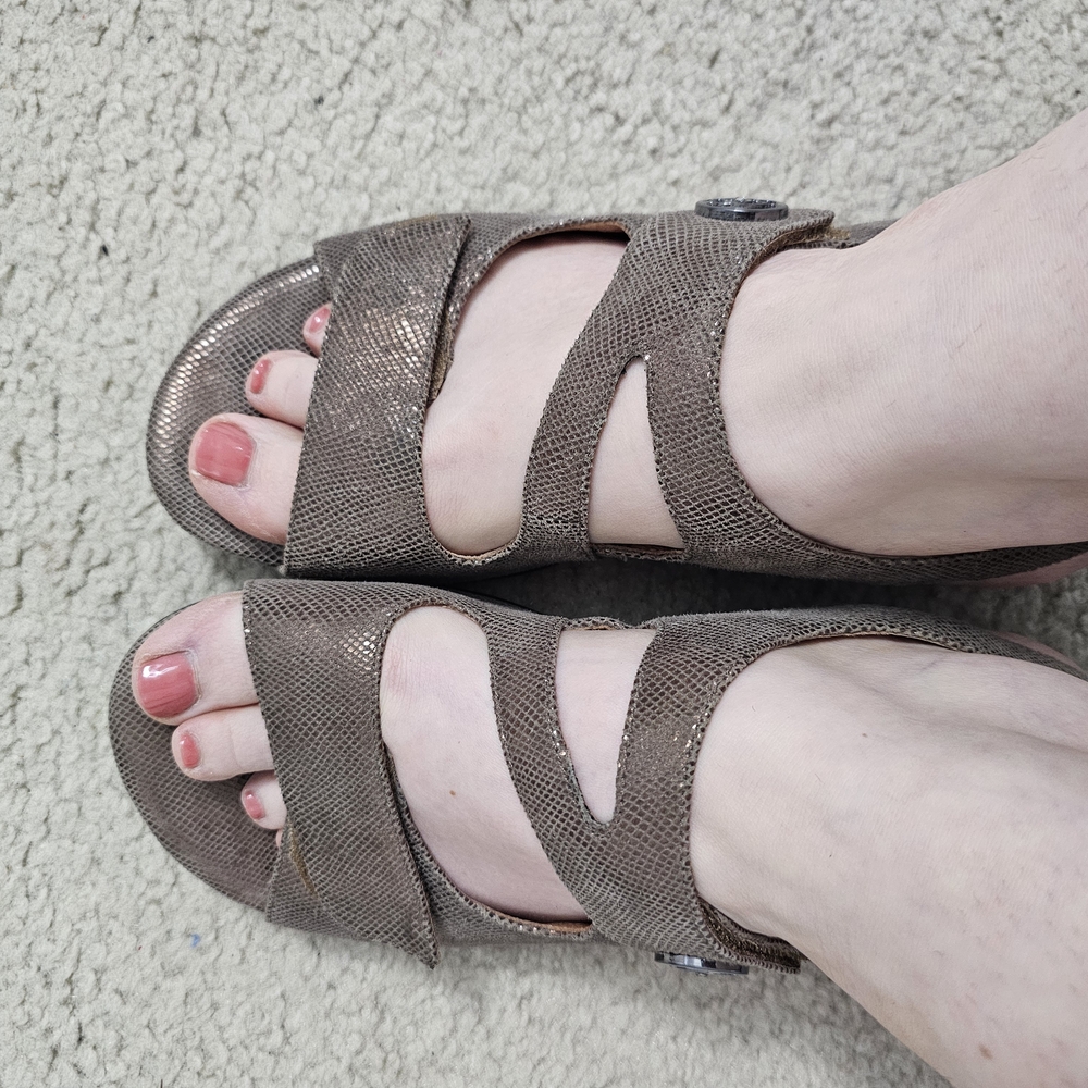 Clarks 9XW Metallic Leather Adjustable Elegant Pewter Brown Women's Sandals